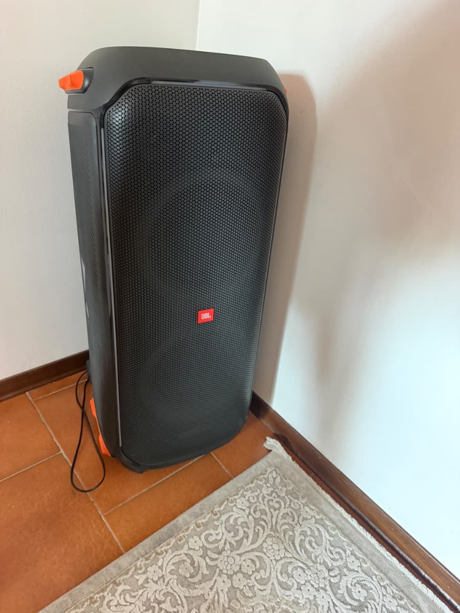 Noleggio Cassa Bluetooth Potente JBL PartyBox con Luci e Trolley